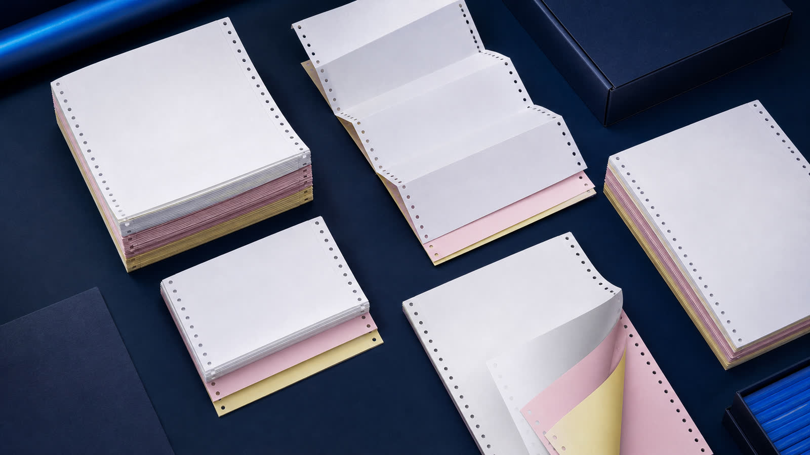 Moduli e tabulati stampati impilati con copie di colori diversi