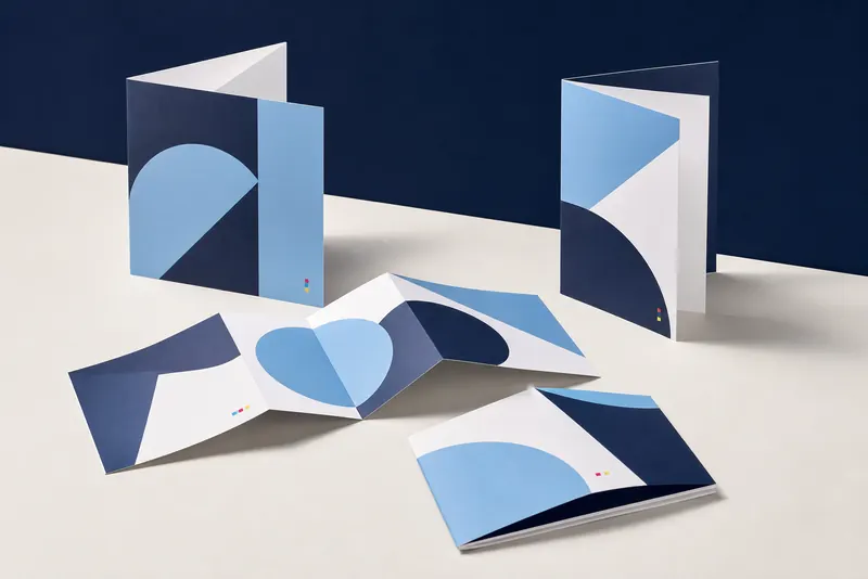 Brochure coordinate con pieghe e cordonature